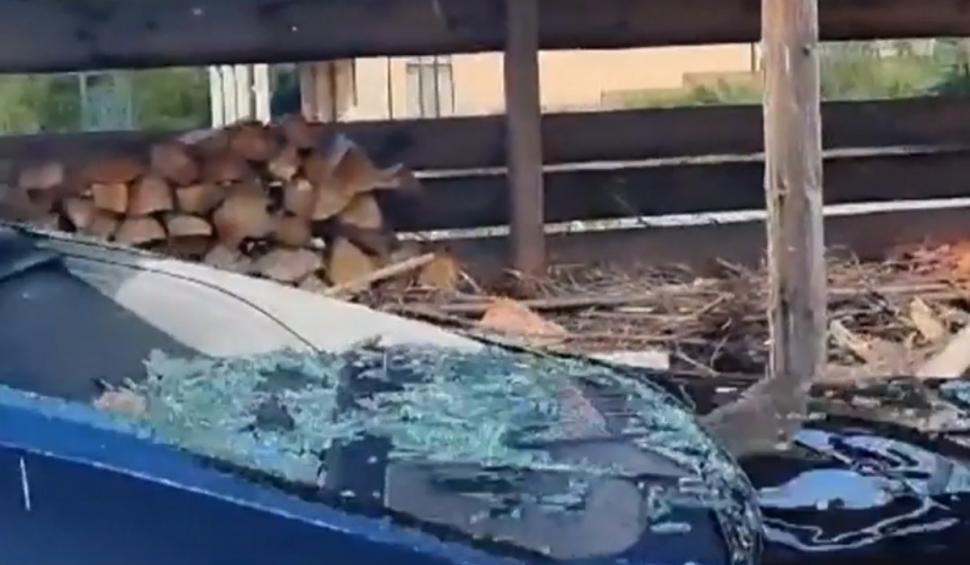 "Am crezut că este cutremur. Ne-am speriat" | Imagini apocaliptice după furtună. Acoperişul unei pensiuni a fost spulberat de vânt, în Mehedinţi 848034