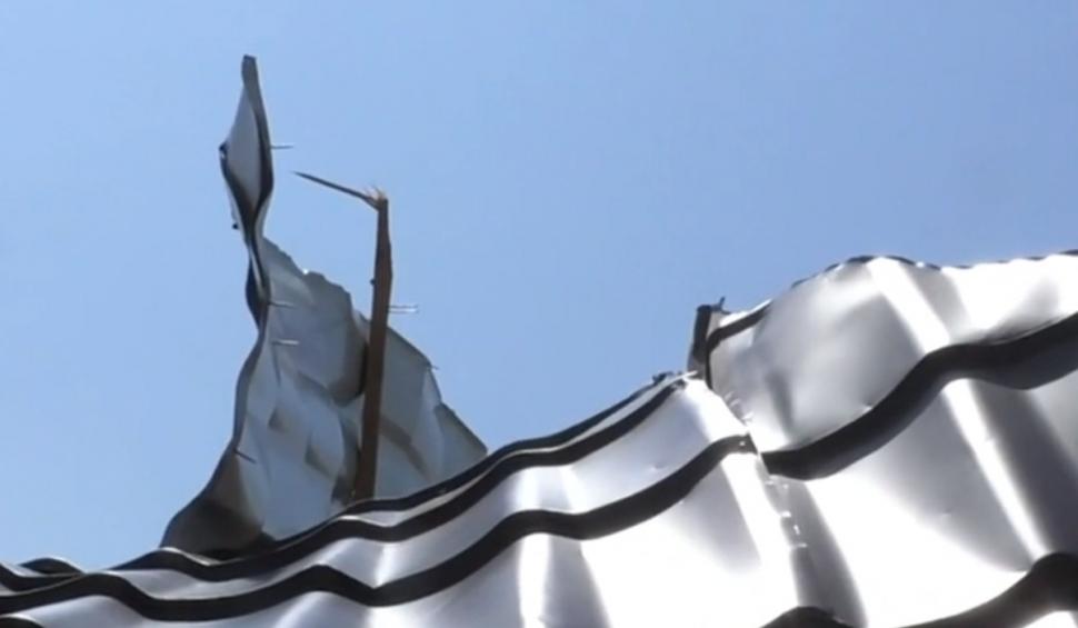 "Am crezut că este cutremur. Ne-am speriat" | Imagini apocaliptice după furtună. Acoperişul unei pensiuni a fost spulberat de vânt, în Mehedinţi 848040