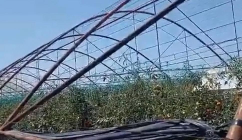 "Am crezut că este cutremur. Ne-am speriat" | Imagini apocaliptice după furtună. Acoperişul unei pensiuni a fost spulberat de vânt, în Mehedinţi 848041