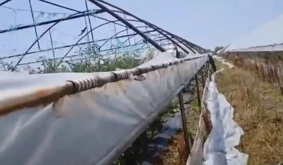 "Am crezut că este cutremur. Ne-am speriat" | Imagini apocaliptice după furtună. Acoperişul unei pensiuni a fost spulberat de vânt, în Mehedinţi 848042