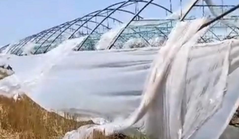 "Am crezut că este cutremur. Ne-am speriat" | Imagini apocaliptice după furtună. Acoperişul unei pensiuni a fost spulberat de vânt, în Mehedinţi 848043