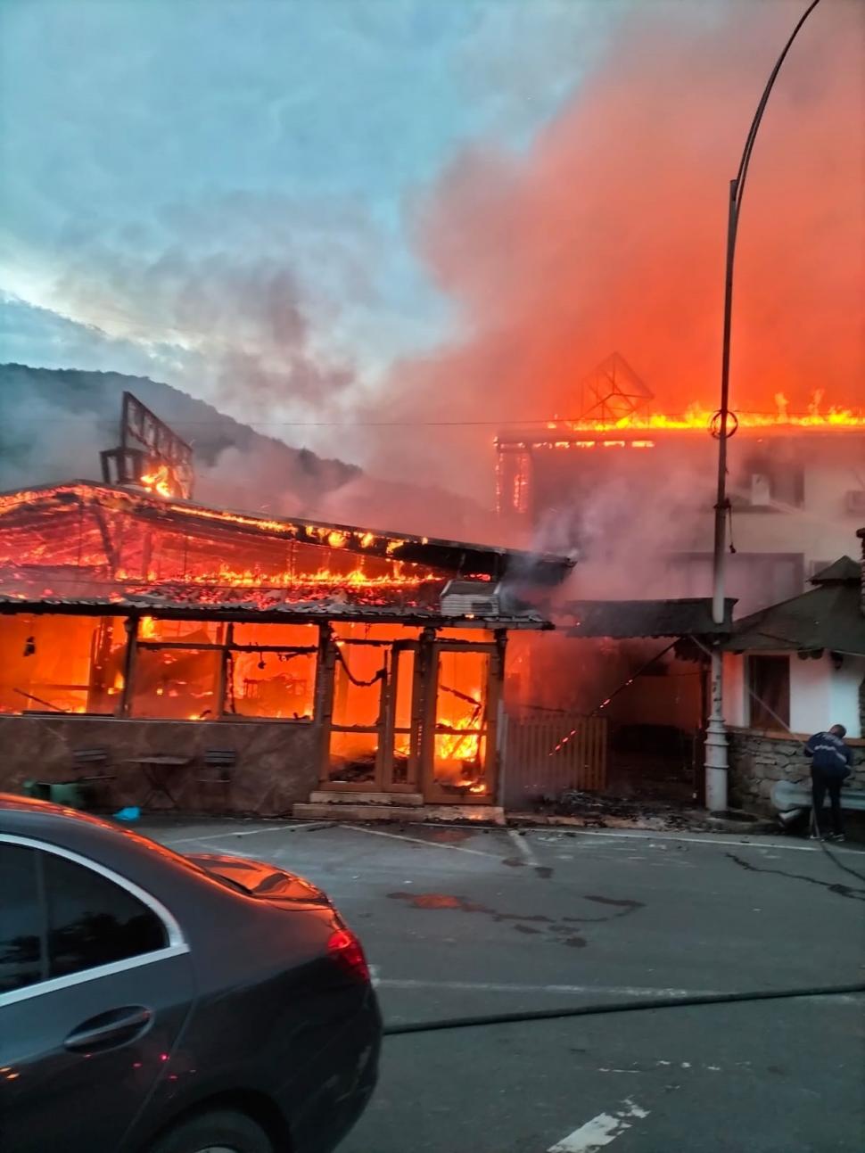 Incendiu devastator la un motel și un restaurant din Băile Herculane. Clădirile au fost distruse de flăcări 847991