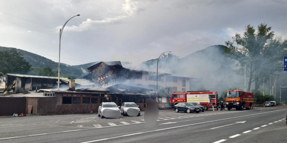 Incendiu devastator la un motel și un restaurant din Băile Herculane. Clădirile au fost distruse de flăcări 847992