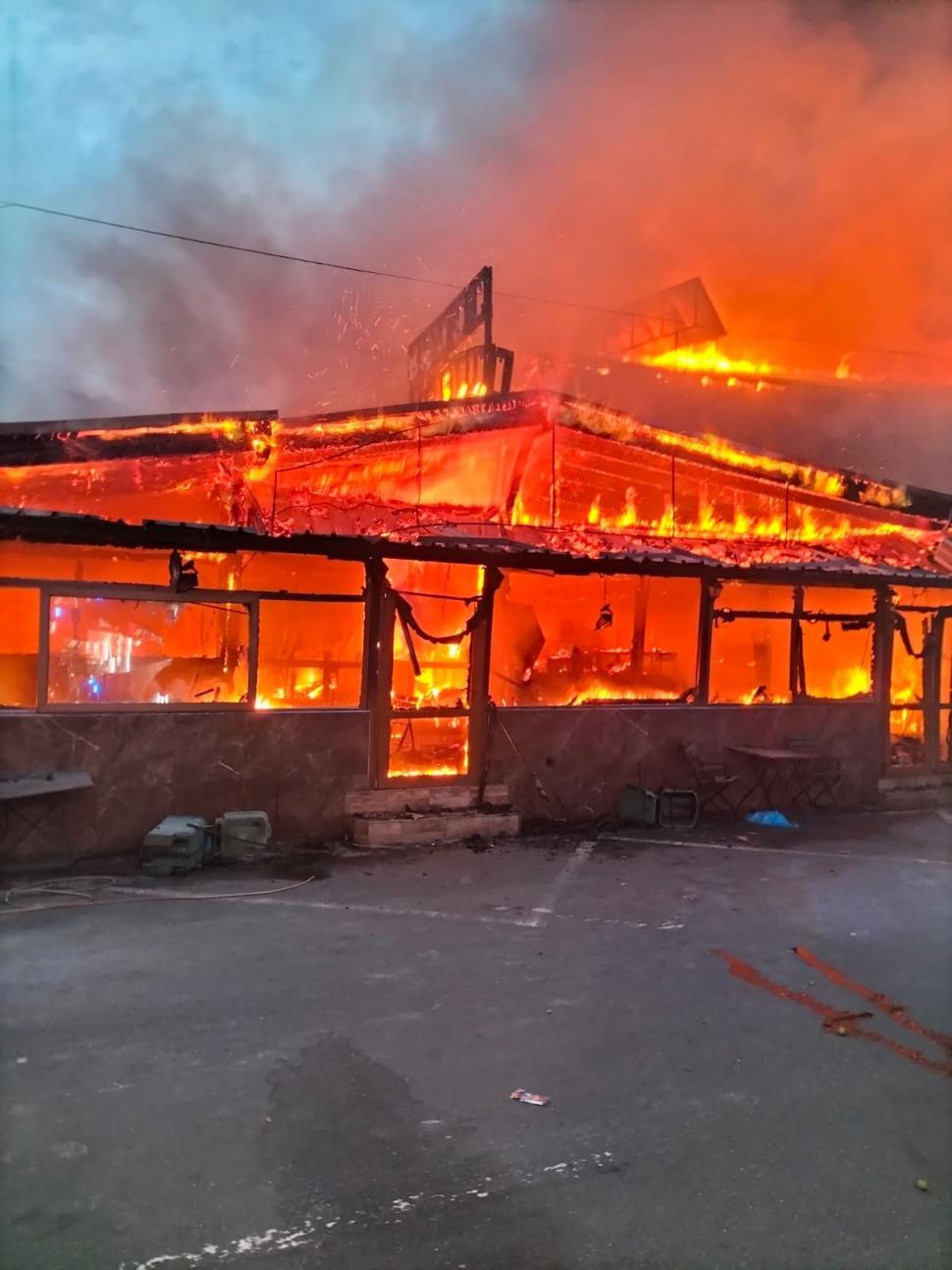 Incendiu devastator la un motel și un restaurant din Băile Herculane. Clădirile au fost distruse de flăcări 847993