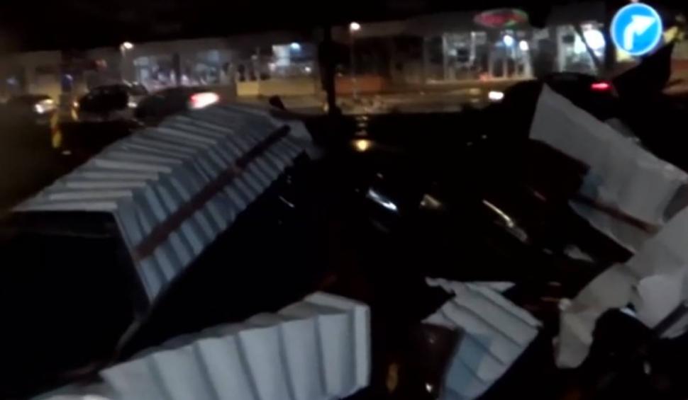 Prăpăd în țară, în urma vijeliilor! Doi oameni prinși sub acoperiș, alți doi, salvați din Dunăre. Aproape 200 de apeluri, la 112, în două ore, în Caraș Severin 847977