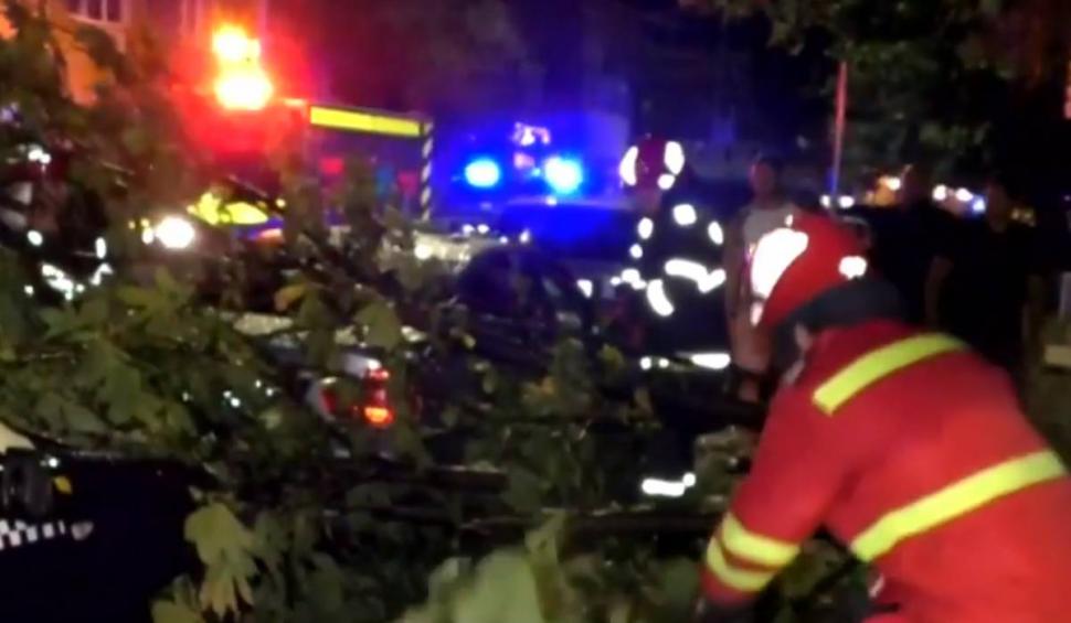 Prăpăd în țară, în urma vijeliilor! Doi oameni prinși sub acoperiș, alți doi, salvați din Dunăre. Aproape 200 de apeluri, la 112, în două ore, în Caraș Severin 847978