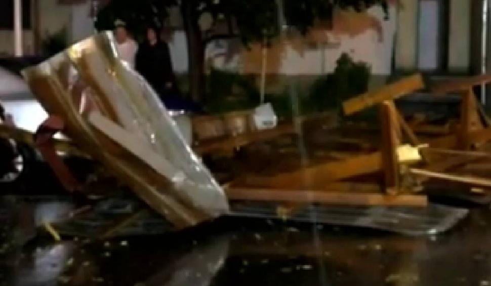 Prăpăd în țară, în urma vijeliilor! Doi oameni prinși sub acoperiș, alți doi, salvați din Dunăre. Aproape 200 de apeluri, la 112, în două ore, în Caraș Severin 847980