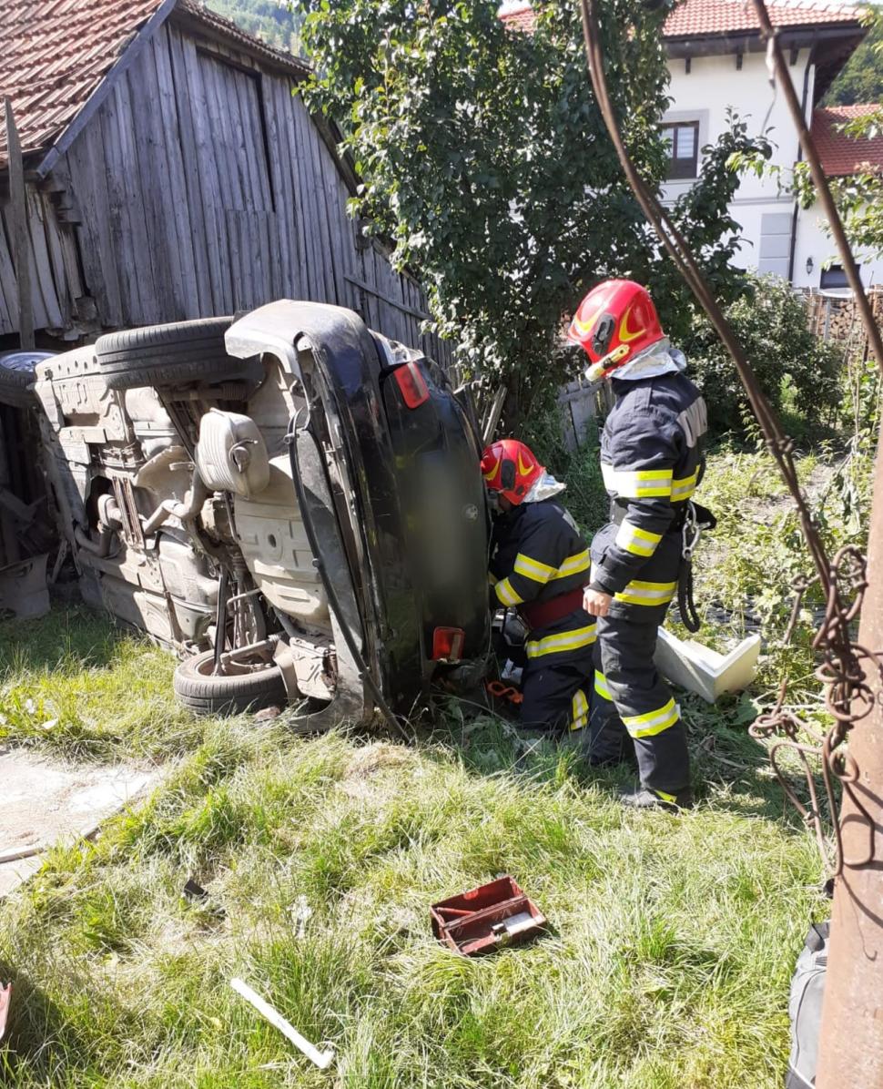 Un șofer a fost la un pas de moarte, după ce a ieșit de pe șosea și a plonjat de la 4 metri înălțime direct într-o curte, în județul Cluj 848168