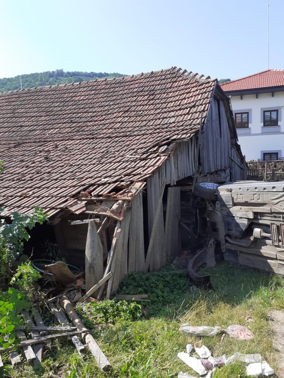 Un șofer a fost la un pas de moarte, după ce a ieșit de pe șosea și a plonjat de la 4 metri înălțime direct într-o curte, în județul Cluj 848169