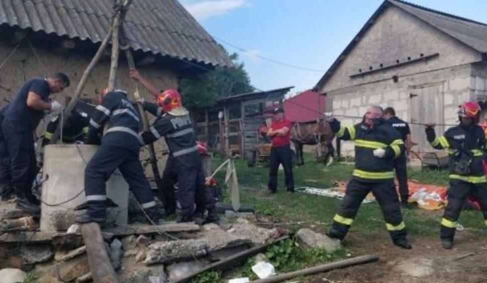 Un bărbat a murit şi alţi trei sunt în stare gravă după ce au căzut într-o fântână din Buzău