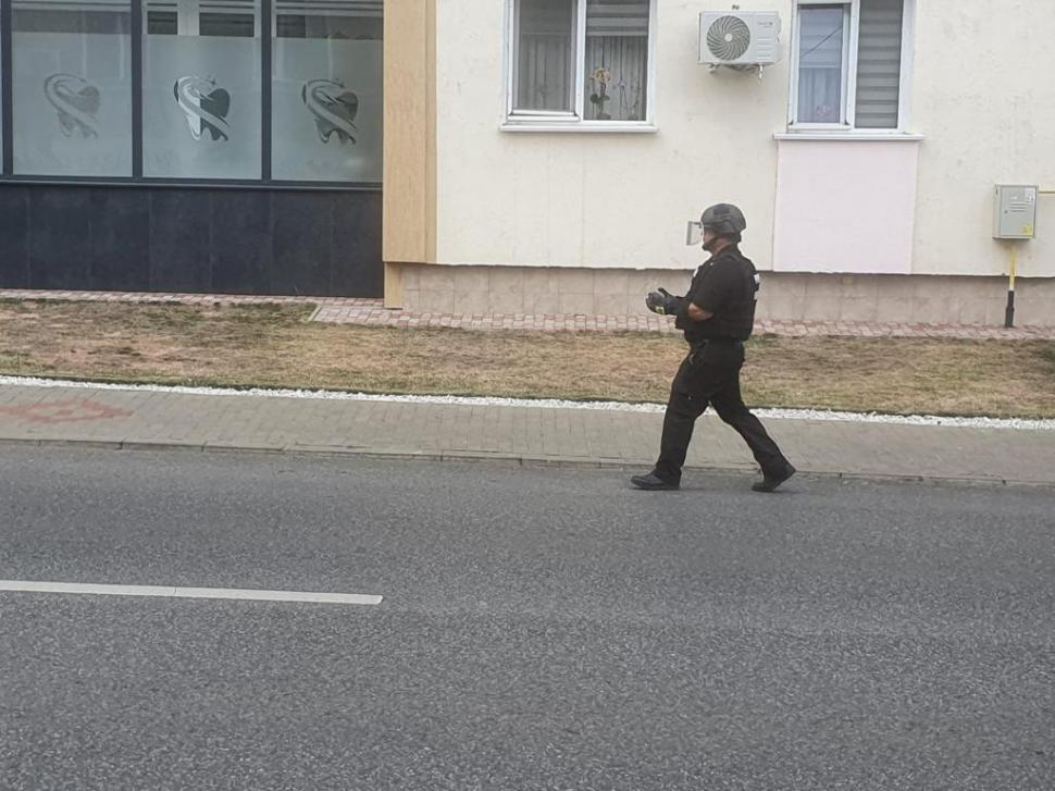 Un bărbat s-a dus cu un proiectil în mașină în fața Poliției Roman | Agenţii au cerut ajutorul ISU Neamţ  848172