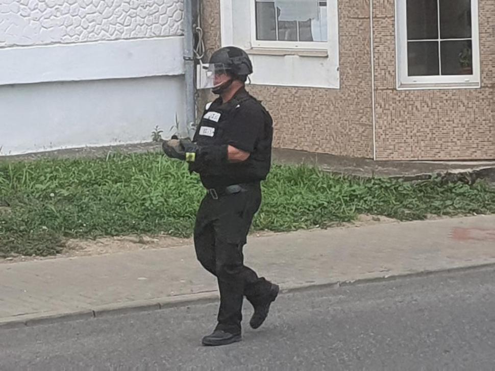 Un bărbat s-a dus cu un proiectil în mașină în fața Poliției Roman | Agenţii au cerut ajutorul ISU Neamţ  848173