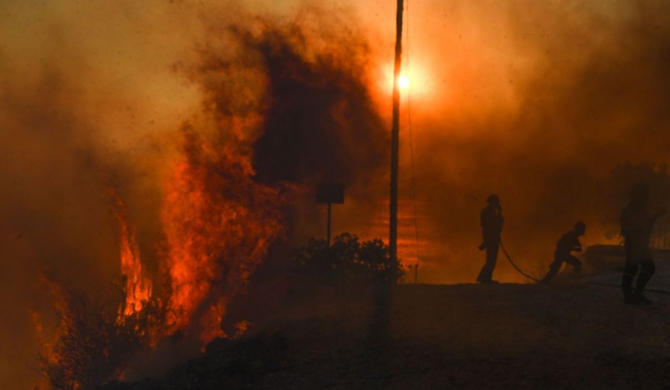 Aproape 20.000 de oameni, evacuaţi din insulele greceşti Rodos, Corfu şi Evia, din cauza incendiilor de vegetație. O companie de turism anulează zboruri