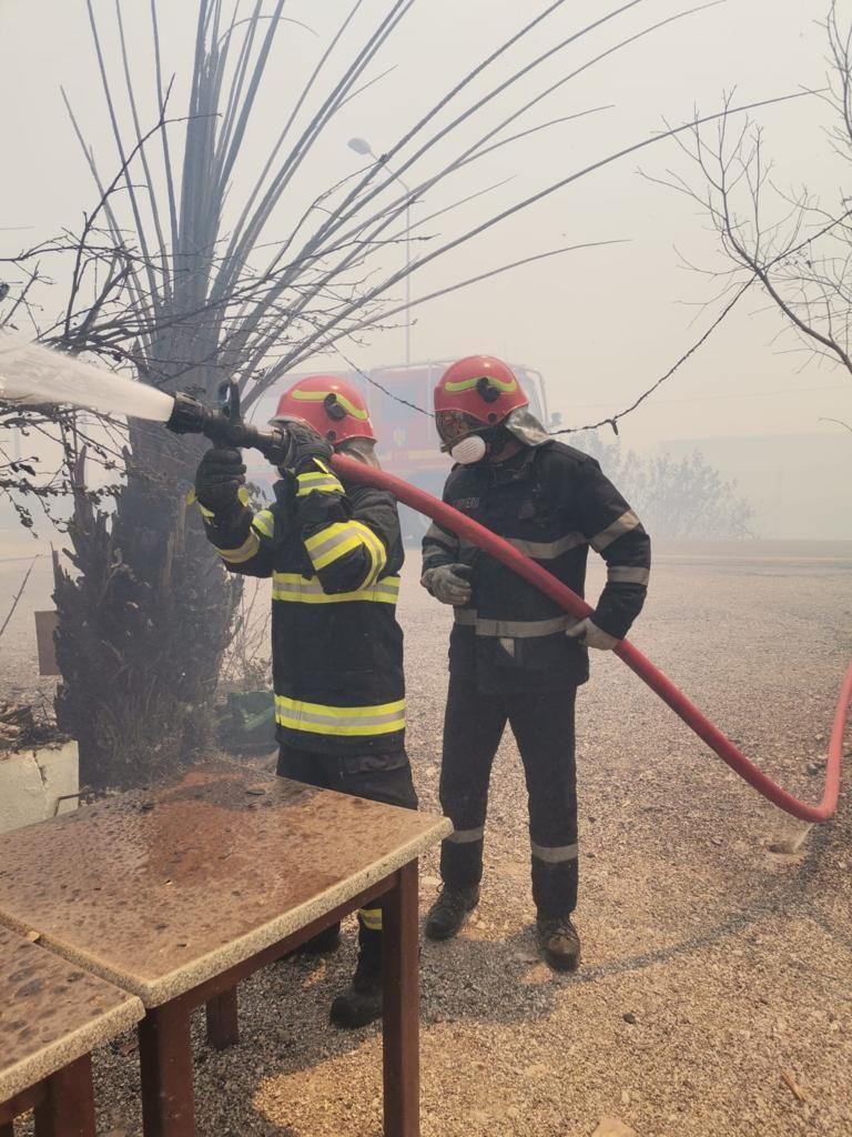 Aproape 20.000 de oameni, evacuaţi din insulele greceşti Rodos, Corfu şi Evia, din cauza incendiilor de vegetație. O companie de turism anulează zboruri 848313