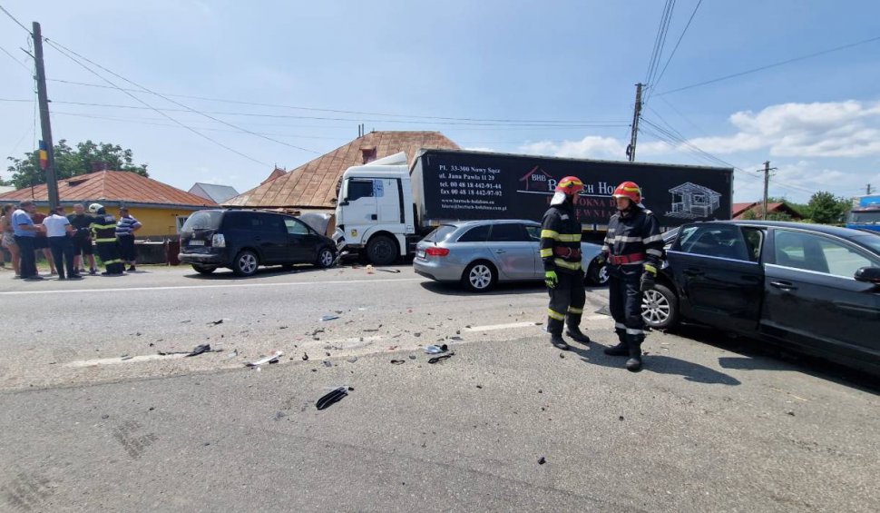 Accident grav cu cinci victime în Iași. Un TIR încărcat cu mobilă a izbit două mașini