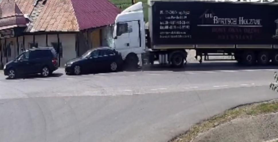 Accident grav cu cinci victime în Iași. Un TIR încărcat cu mobilă a izbit două mașini 848334