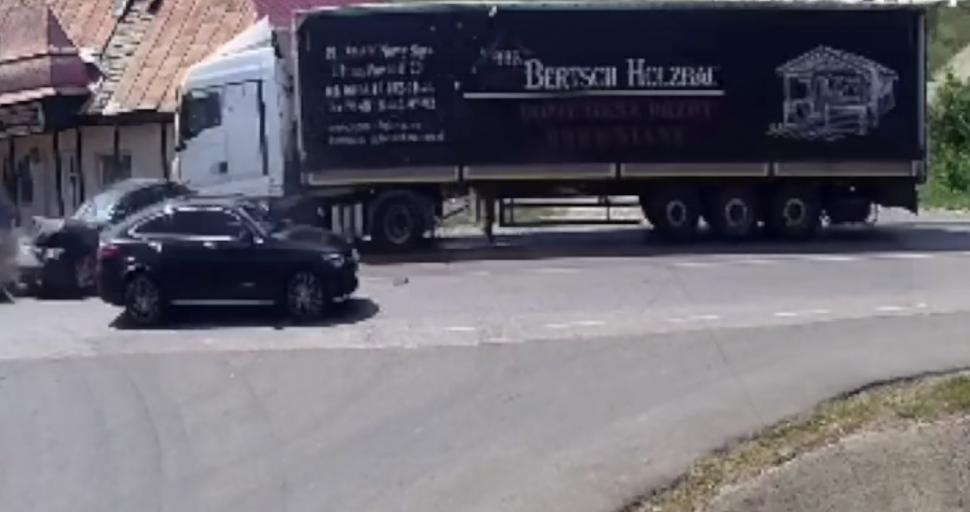 Accident grav cu cinci victime în Iași. Un TIR încărcat cu mobilă a izbit două mașini 848335
