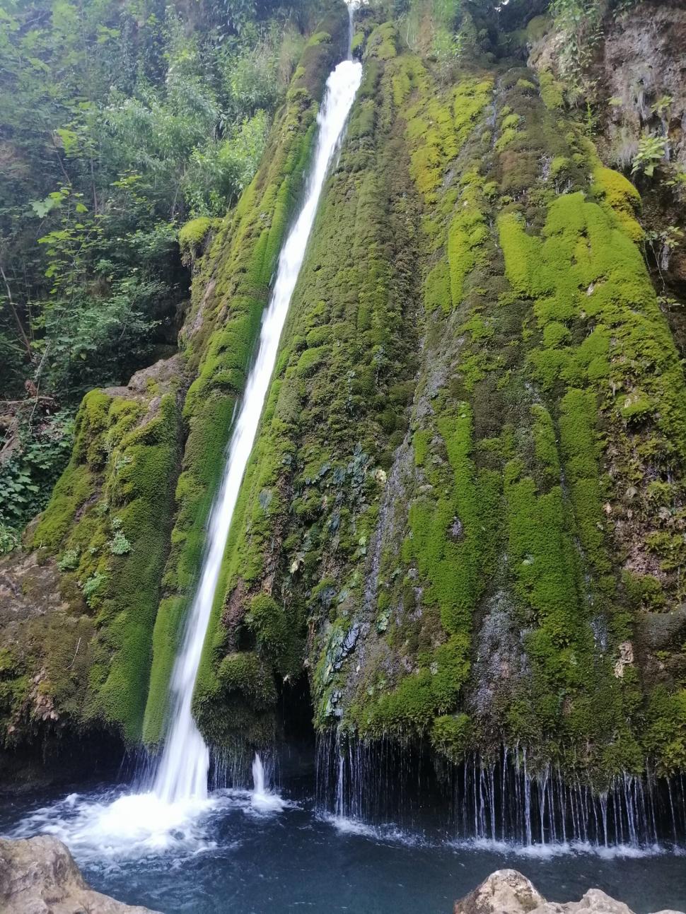 Cascada uimitoare din Ardeal, asemănătoare cu cele din Thailanda | Peisaj de poveste, pe plaiuri românești 848257