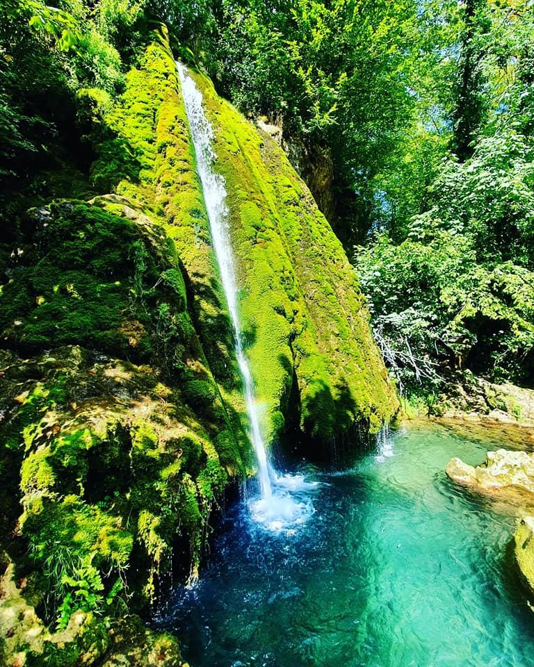 Cascada uimitoare din Ardeal, asemănătoare cu cele din Thailanda | Peisaj de poveste, pe plaiuri românești 848258