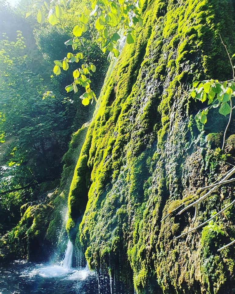 Cascada uimitoare din Ardeal, asemănătoare cu cele din Thailanda | Peisaj de poveste, pe plaiuri românești 848259