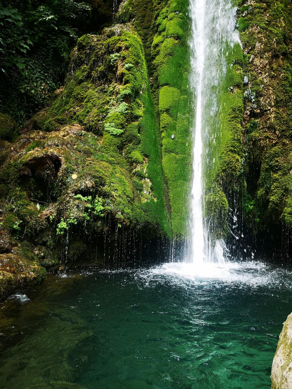 Cascada uimitoare din Ardeal, asemănătoare cu cele din Thailanda | Peisaj de poveste, pe plaiuri românești 848263