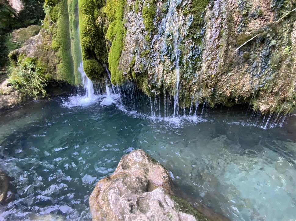 Cascada uimitoare din Ardeal, asemănătoare cu cele din Thailanda | Peisaj de poveste, pe plaiuri românești 848271