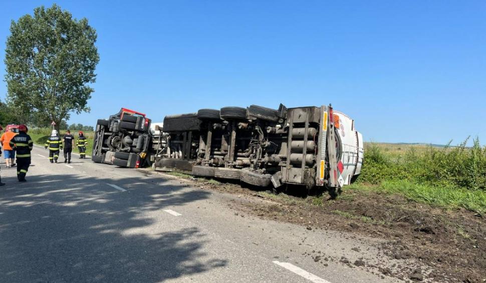 Cisternă încărcată cu 17 tone de motorină, răsturnată pe marginea drumului, în Sibiu. Traficul este blocat 848281
