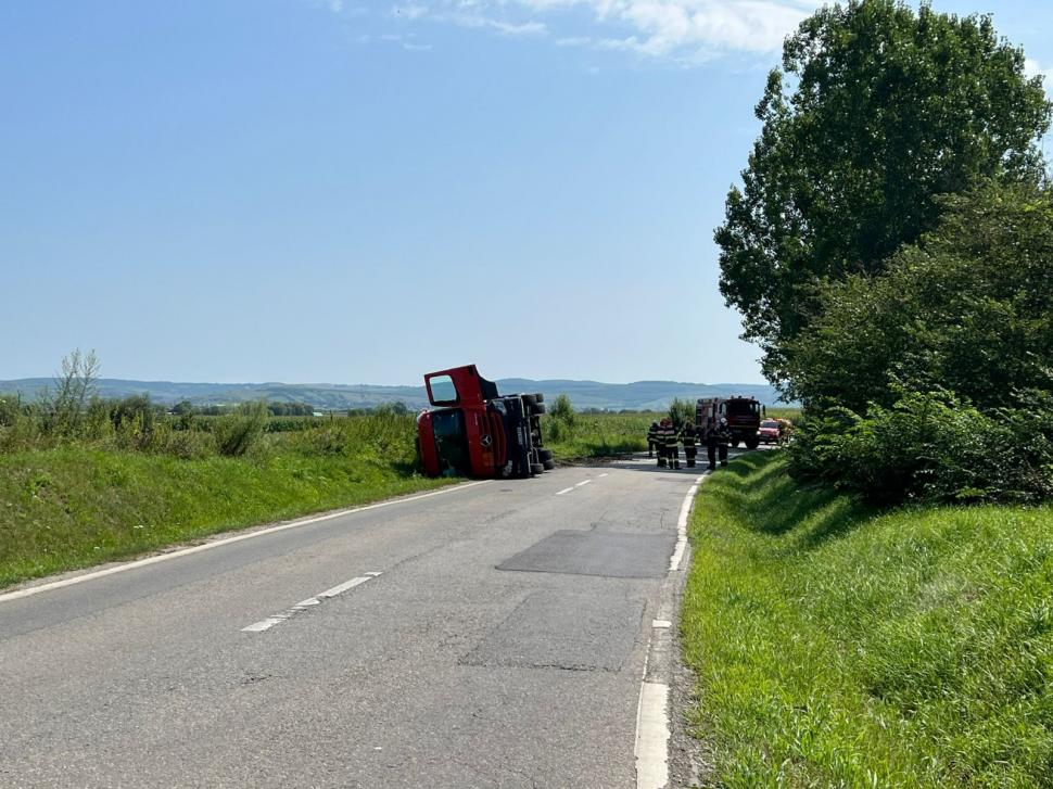 Cisternă încărcată cu 17 tone de motorină, răsturnată pe marginea drumului, în Sibiu. Traficul este blocat 848282