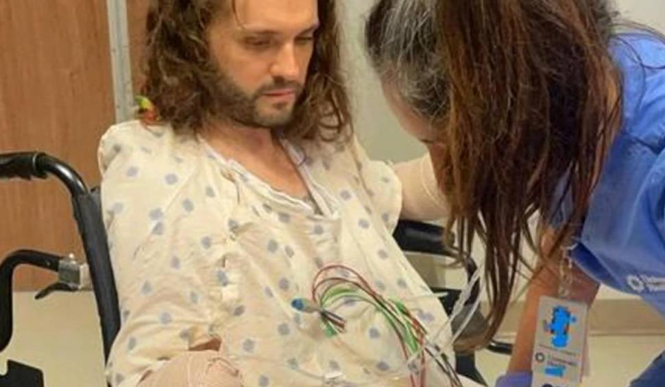 O ciupitură de purice l-a lăsat pe un bărbat fără mâini și părți din picioare: "În 24 de ore a fost conectat la ventilator" 848370