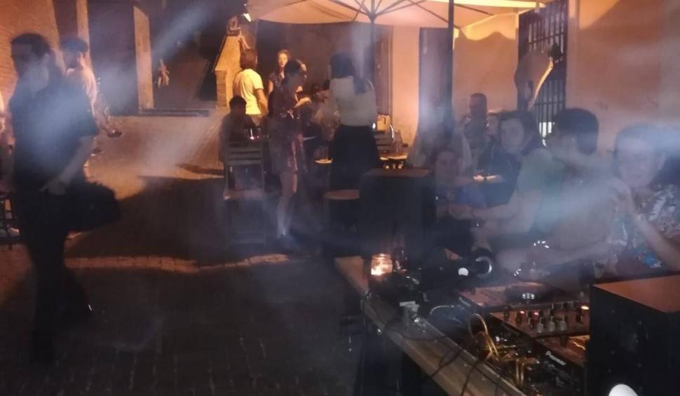 Participanții unui festival, loviți cu ouă crude, la Sibiu: "Gălbenușul s-a împrăștiat pe invitați" 848354