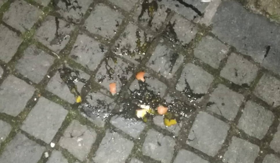 Participanții unui festival, loviți cu ouă crude, la Sibiu: "Gălbenușul s-a împrăștiat pe invitați"