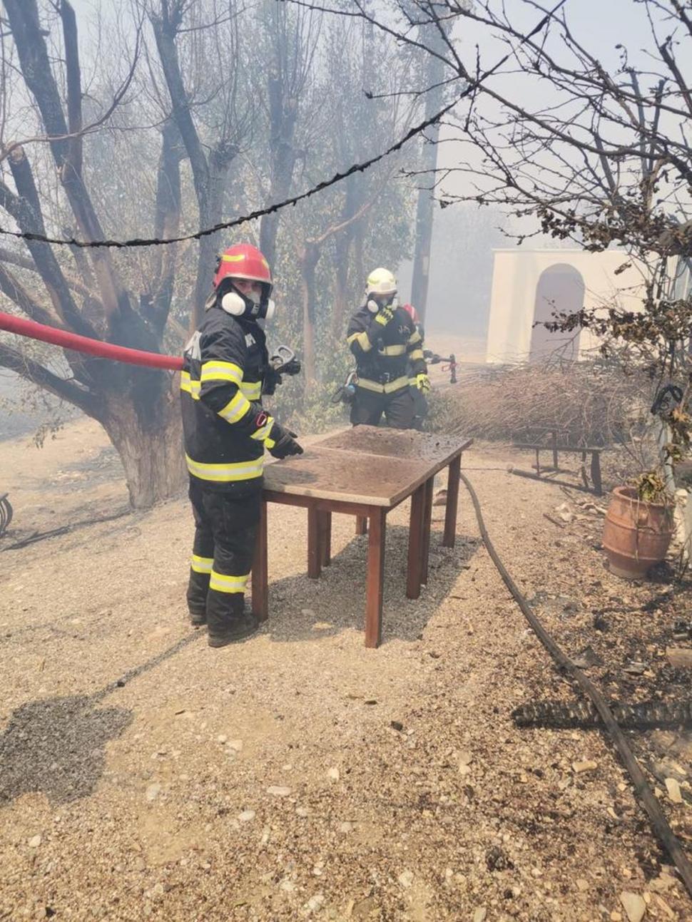Pompierii români au ajuns pe insula Rodos! Luptă contra cronometru cu flăcările 848306