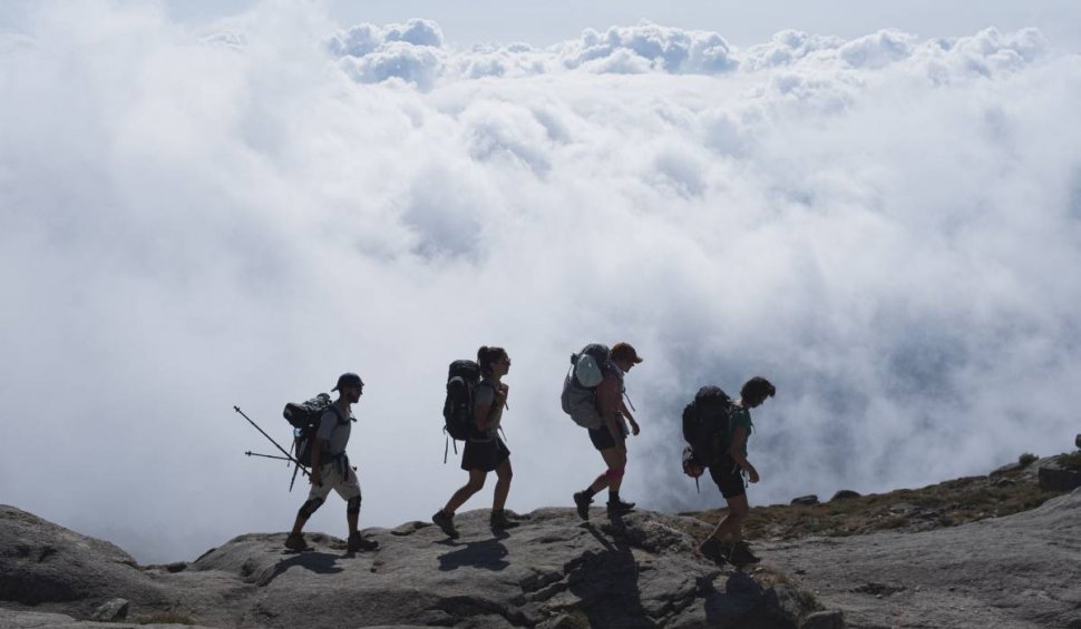 Reguli esențiale pe care trebuie să le respecte turiștii când urcă pe munte. Șef Salvamont: "Atenție la schimbarea vremii"