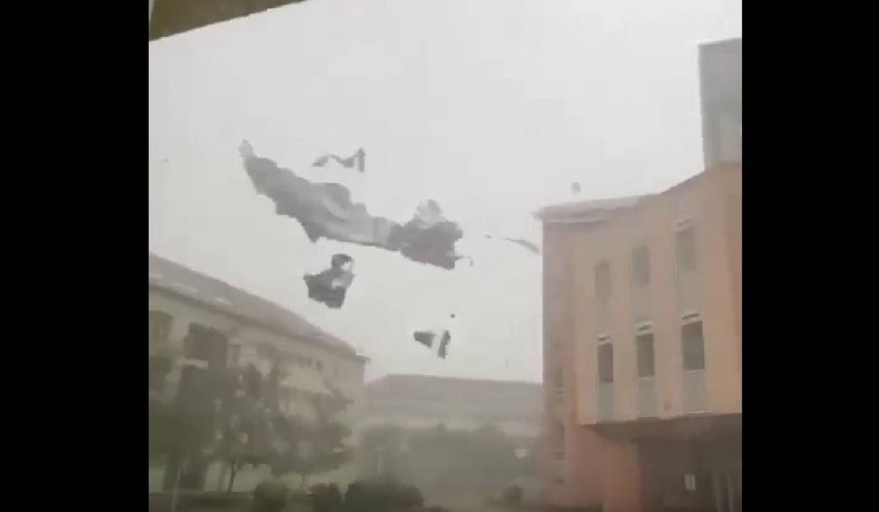 Acoperișul Bibliotecii Universității din Oradea a fost distrus de furtună. Vântul a suflat cu 110 km/h 848676