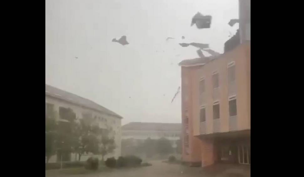 Acoperișul Bibliotecii Universității din Oradea a fost distrus de furtună. Vântul a suflat cu 110 km/h 848677