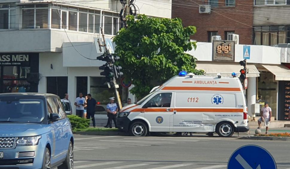 O ambulanță aflată în misiune a fost implicată într-un accident, în Slatina. A ricoșat într-un semafor 848541