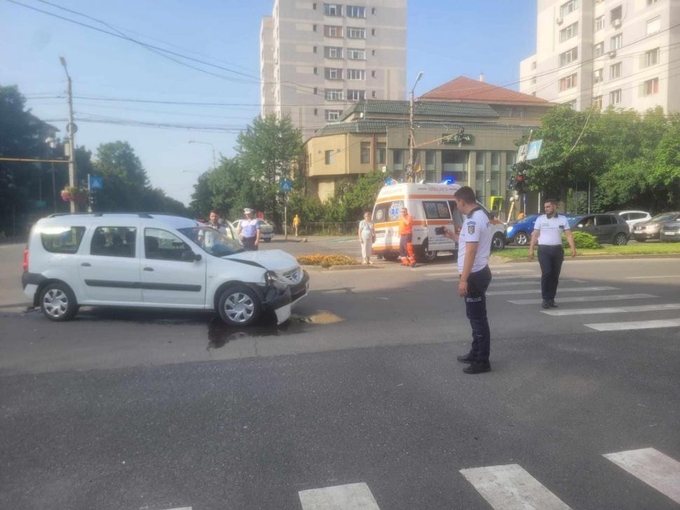 O ambulanță aflată în misiune a fost implicată într-un accident, în Slatina. A ricoșat într-un semafor 848542