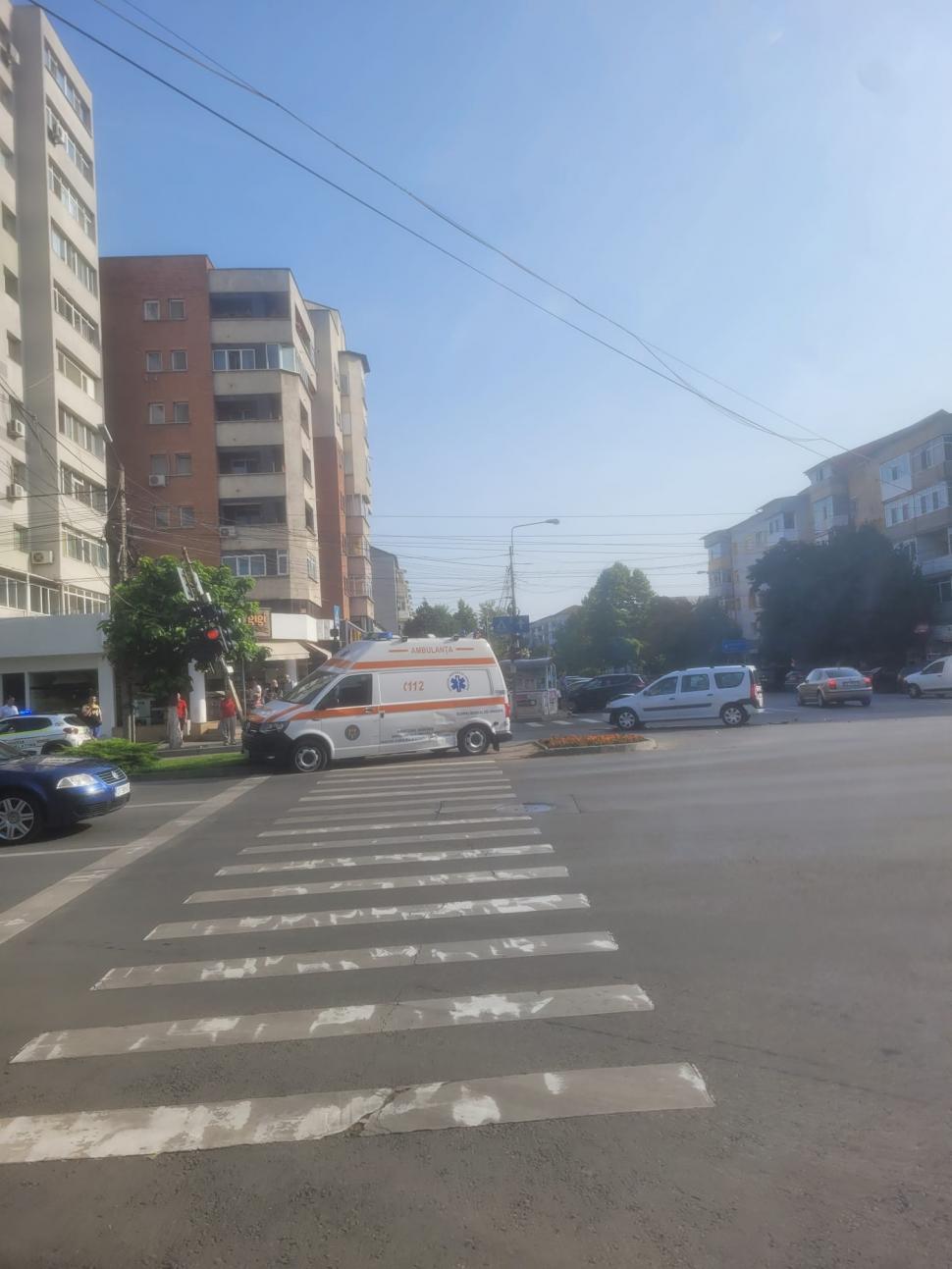 O ambulanță aflată în misiune a fost implicată într-un accident, în Slatina. A ricoșat într-un semafor 848543