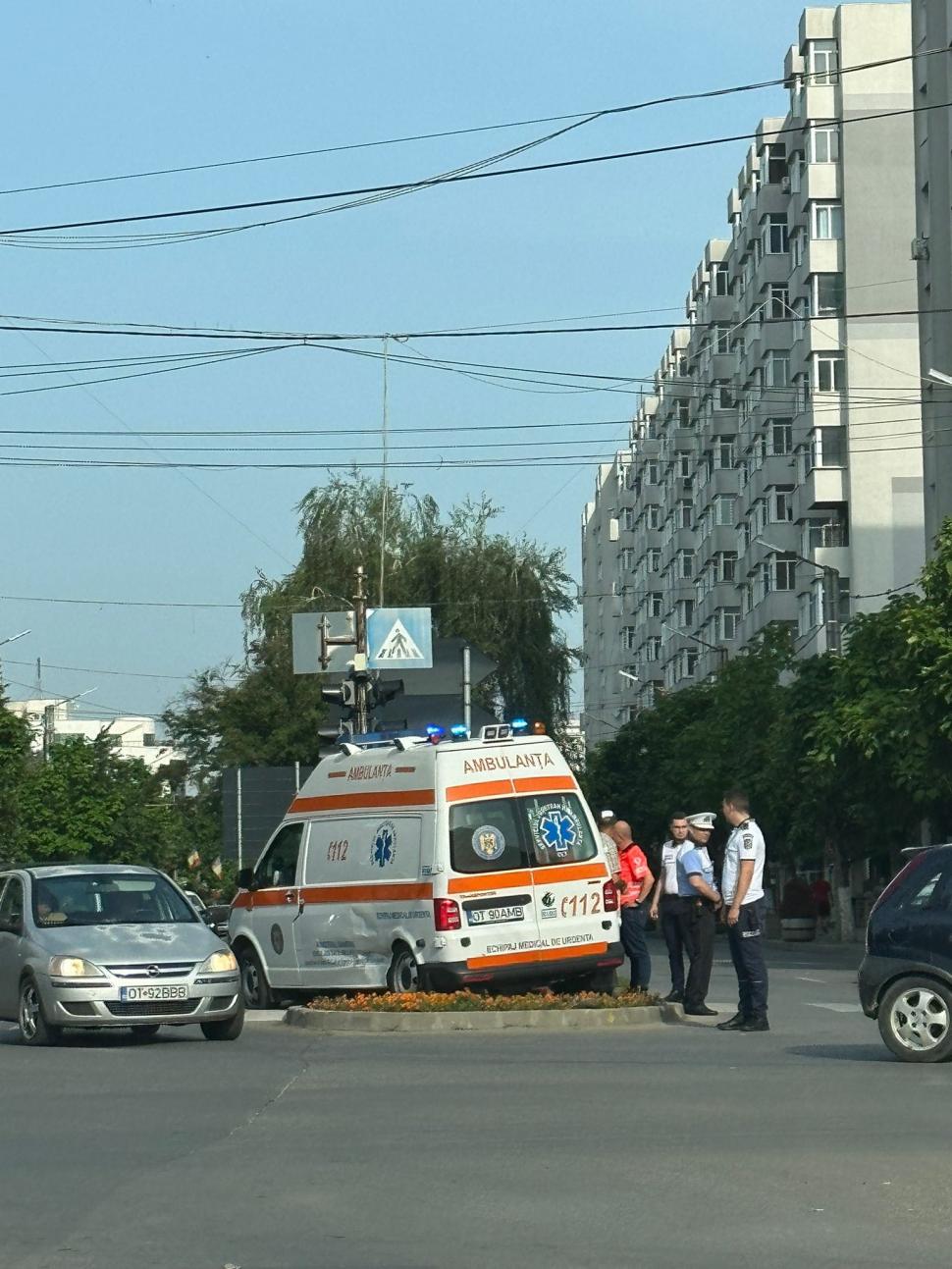O ambulanță aflată în misiune a fost implicată într-un accident, în Slatina. A ricoșat într-un semafor 848545