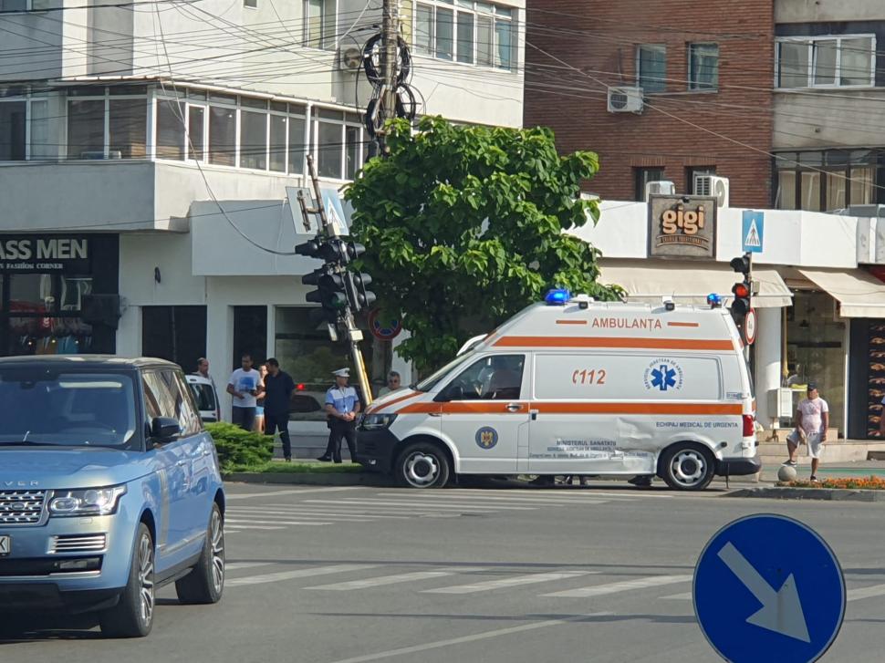 O ambulanță aflată în misiune a fost implicată într-un accident, în Slatina. A ricoșat într-un semafor 848549