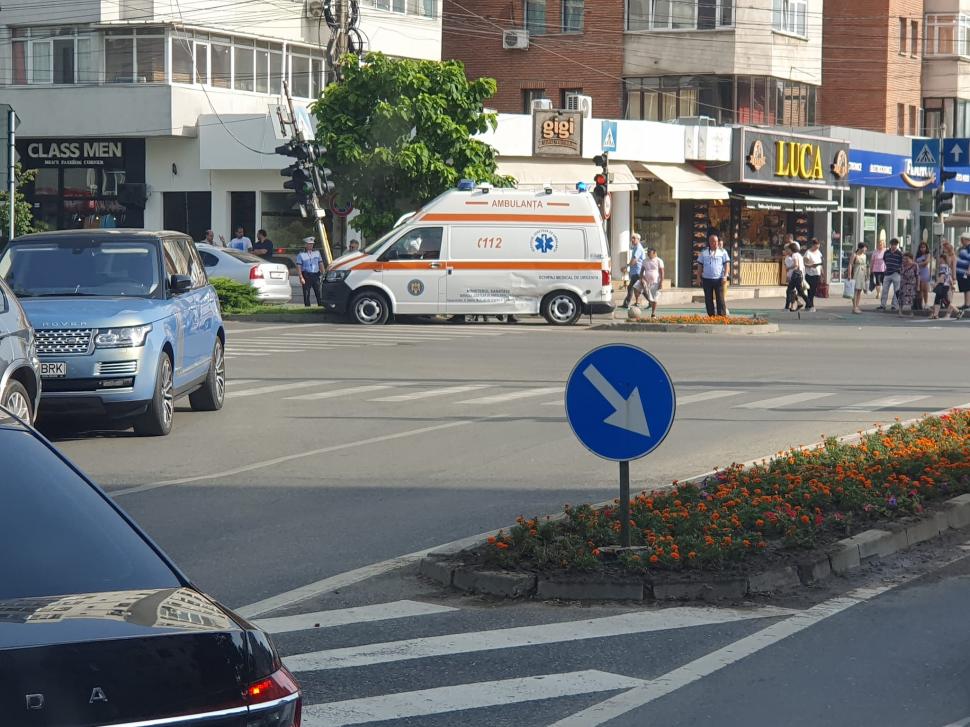 O ambulanță aflată în misiune a fost implicată într-un accident, în Slatina. A ricoșat într-un semafor 848552