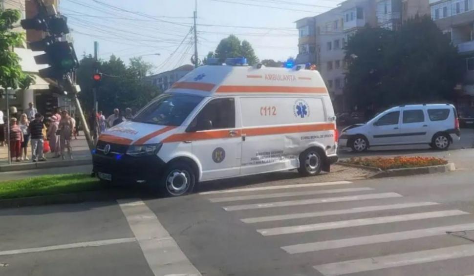 O ambulanță aflată în misiune a fost implicată într-un accident, în Slatina. A ricoșat într-un semafor 848562