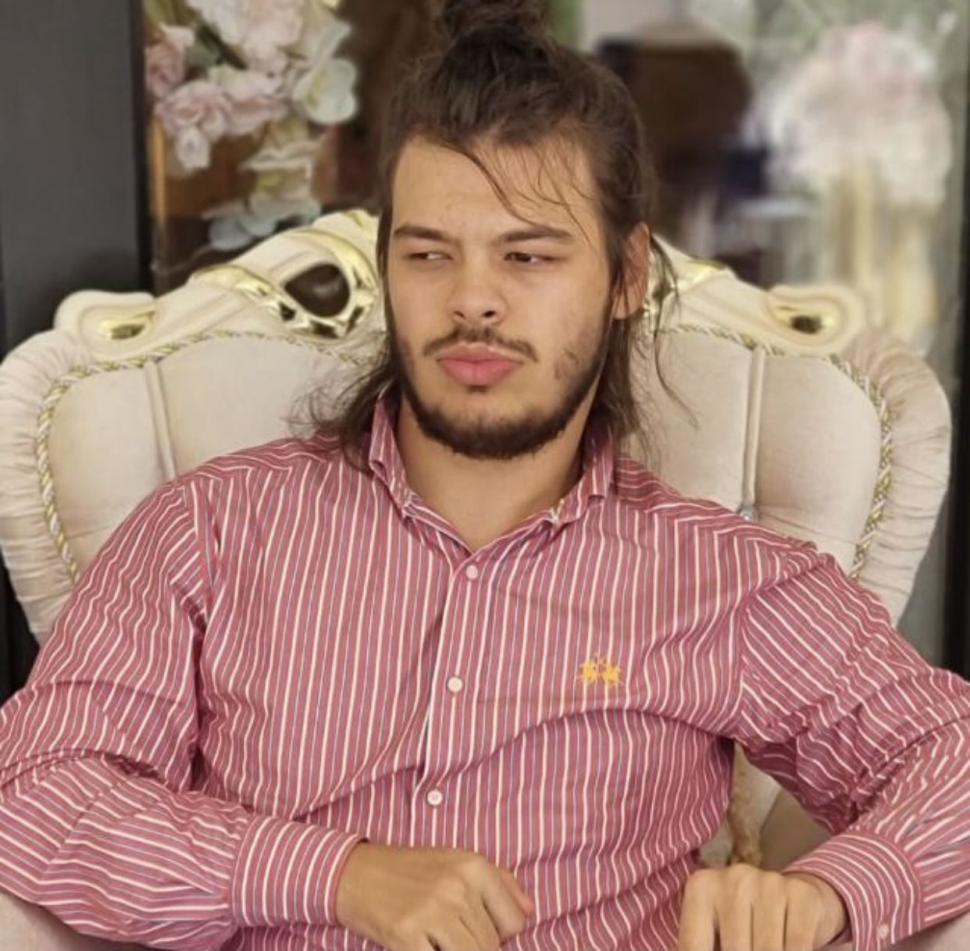 "Pot învăţa orice, dar nu pot să scriu". El este Carol, un tânăr care nu-și poate folosi mâinile și picioarele, dar a absolvit Dreptul cu nota 10  848687