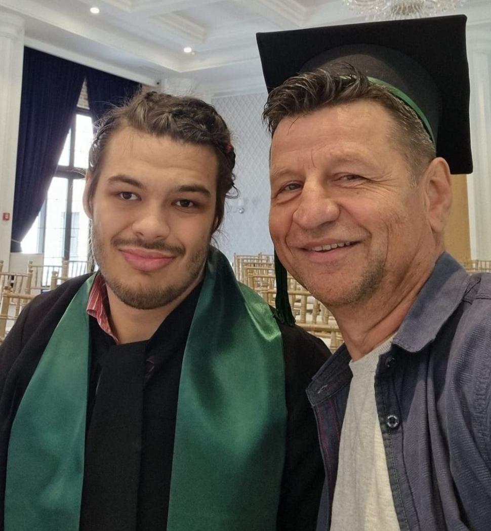 "Pot învăţa orice, dar nu pot să scriu". El este Carol, un tânăr care nu-și poate folosi mâinile și picioarele, dar a absolvit Dreptul cu nota 10  848688