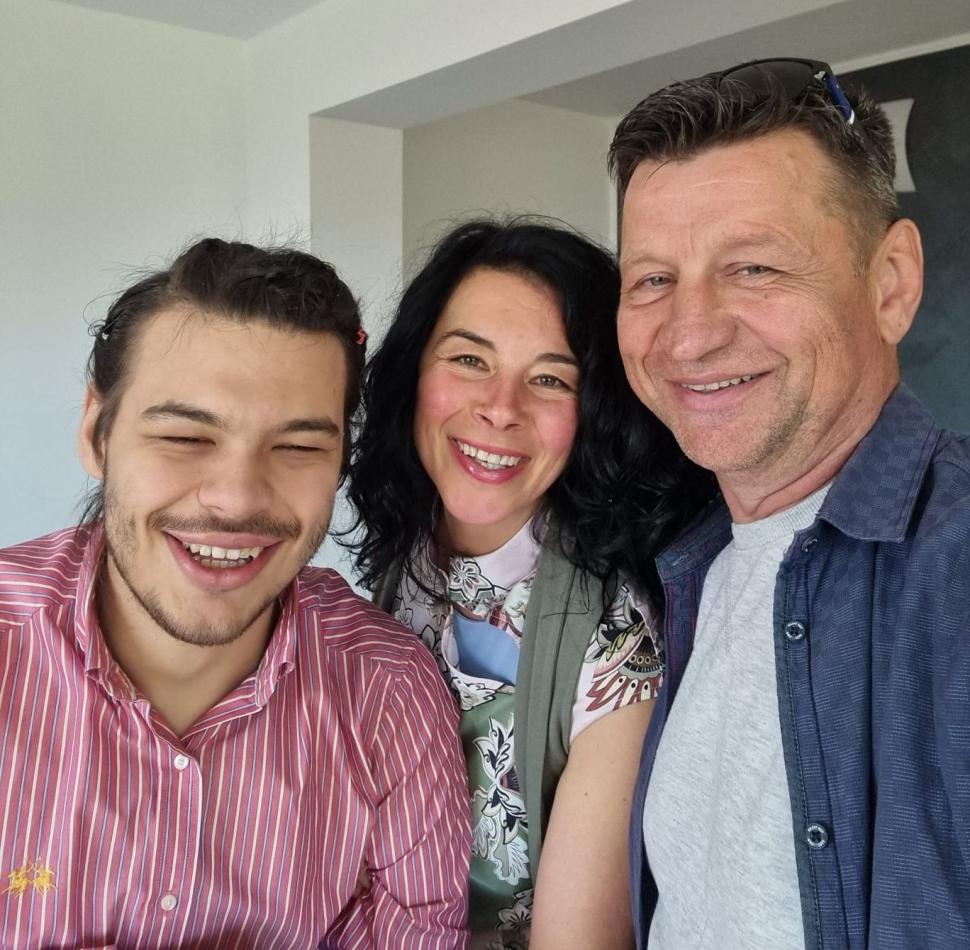 "Pot învăţa orice, dar nu pot să scriu". El este Carol, un tânăr care nu-și poate folosi mâinile și picioarele, dar a absolvit Dreptul cu nota 10  848689