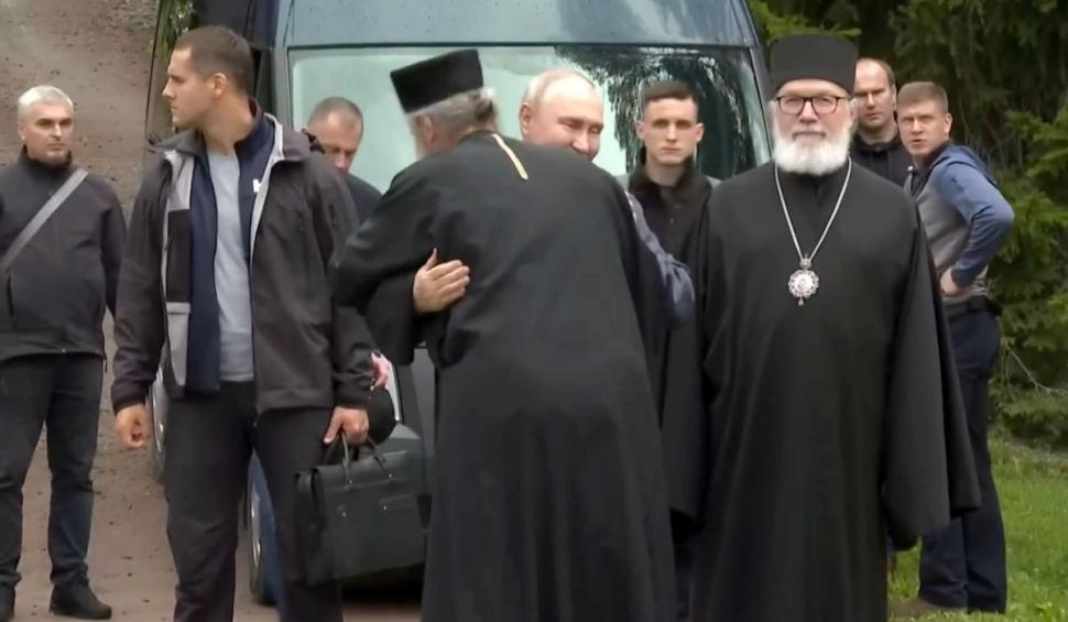 Detaliul surprins pe cameră în timpul vizitei lui Vladimir Putin la o mănăstire din Rusia 848518