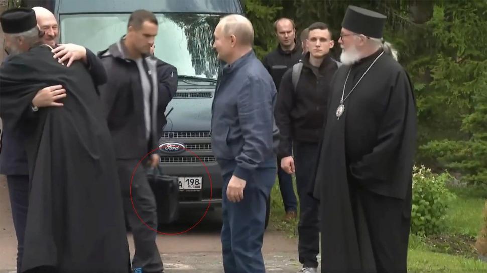 Detaliul surprins pe cameră în timpul vizitei lui Vladimir Putin la o mănăstire din Rusia 848519