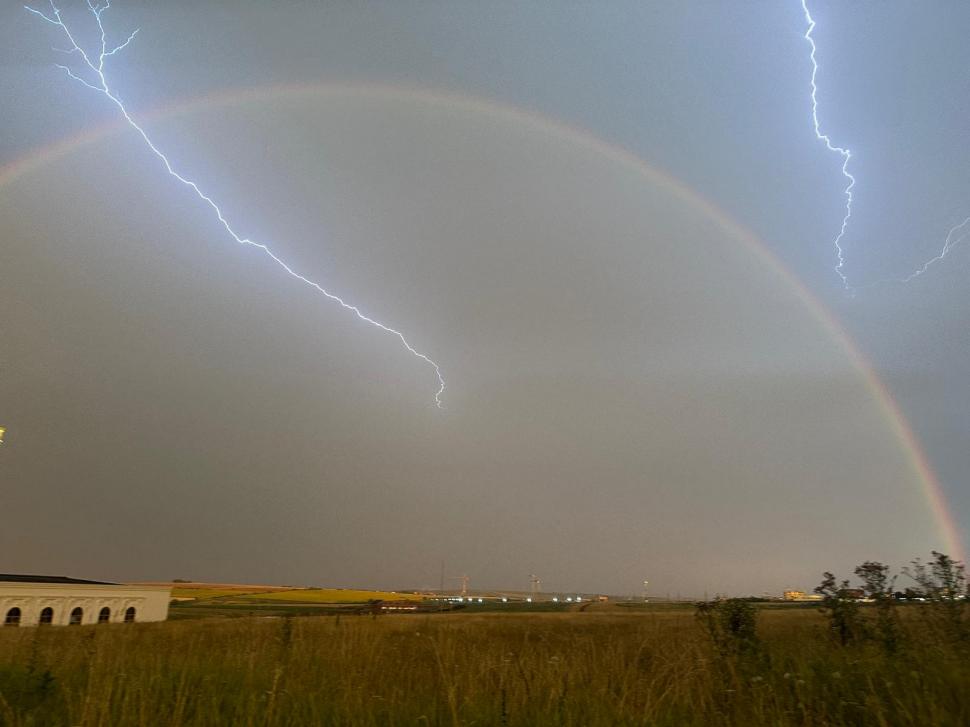 Fenomen meteo spectaculos pe cerul României, surprins la Suceava după un cod portocaliu de furtună 848691