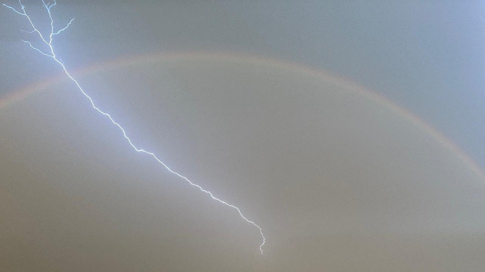 Fenomen meteo spectaculos pe cerul României, surprins la Suceava după un cod portocaliu de furtună