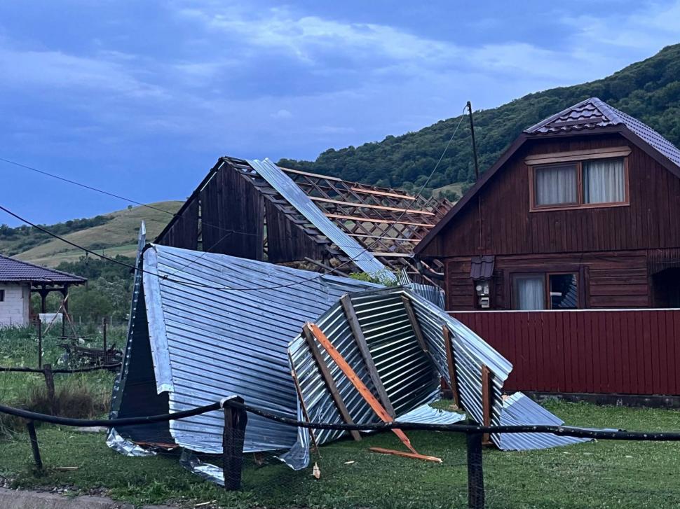 Imaginile dezastrului lăsat în urmă de Codul roşu de vijelii. Acoperişuri smulse, copaci doborâţi, maşini avariate, locuinţe fără energie electrică 848723